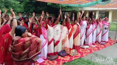 फारबिसगंज: आंगनबाड़ी की सेविका सहायिका ने अपनी मांगों को लेकर बाल विकास परियोजना कार्यालय के समक्ष किया धरना प्रदर्शन