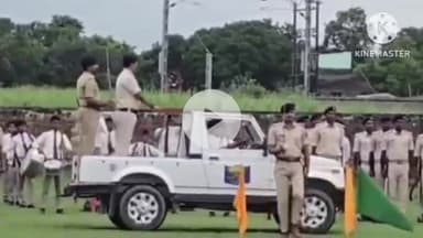 बगहा: बगहा एसपी ने किया परेड रिहर्सल का निरीक्षण