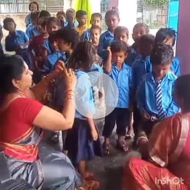 नरपतगंज: कन्या प्राथमिक विद्यालय नवाबगंज में प्रधान शिक्षक ने बच्चों के बीच टाई व बेल्ट का वितरण किया, हर्ष का माहौल