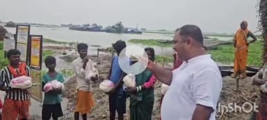 आलमनगर: अठगामा बासा में बाढ़ से त्रस्त परिवारों के बीच राष्ट्रीय राजपूत करणी सेना के प्रदेश अध्यक्ष ने राहत सामग्री बांटी