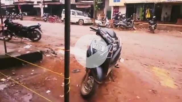 अंतागढ़ में बस स्टैंड के आगे सड़क पर गड्ढों का कब्ज़ा