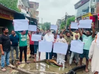 #गाजीपुर में जानलेवा गड्ढों का कहर: आटो पलटने से  बच्चे और महिला घायल; छात्र नेता दीपक उपाध्याय के नेतृत्व में प्रदर्शन