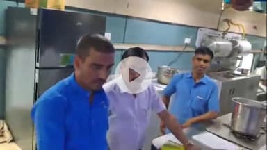 लाडपुरा: कोटा में कोटा पटना ट्रेन की पैंट्रीकार में पक रहा था खाना, डीसीएम ने सामान किया ज़ब्त, वेंडरों पर भी की गई कार्रवाई