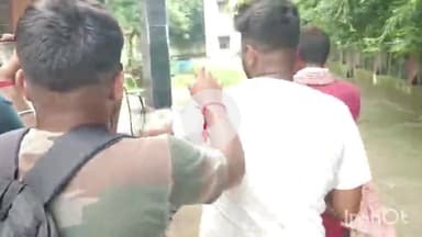 जमुई: पति-पत्नी और प्रेमी के बीच महिला हेल्पलाइन कार्यालय के पास विवाद, 3 बच्चों की मां प्रेमी के साथ जाने पर अड़ी, वायरल