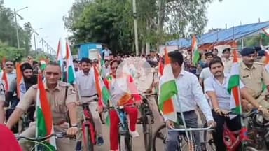 सतना में सरकारी अधिकारियों ने साइकिल से निकाली तिरंगा यात्रा, शहर भ्रमण कर कलेक्ट्रेट पहुंचे