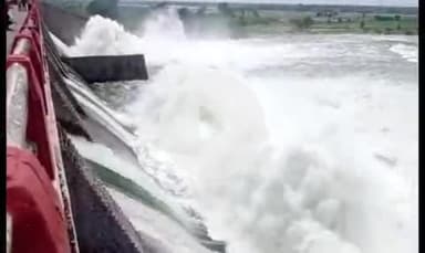 కేతేపల్లి: కేతేపల్లి మండలంలోని ప్రాజెక్టు నుంచి 5 గేట్లను మూడు అడుగుల మేర పైకెత్తిన అధికారులు