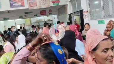 अमरोहा: अमरोहा में 40 गांव बाढ़ की चपेट में, लोगों में फैली बीमारी से जिला अस्पताल में उमड़ी मरीजों की भीड़