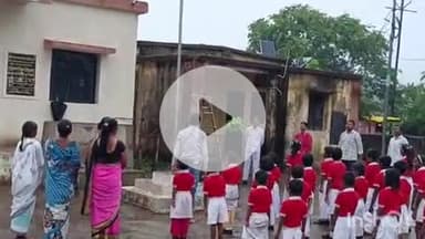 समुद्रपूर: मोहगांव ग्रामपंचायत कार्यालयात उत्कृष्ट कामगिरी करणाऱ्या आशा स्वयंसेविका अर्चनाताई औरके यांच्या हस्ते ध्वजारोहण