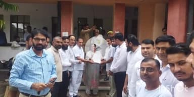 बागपत: चाइनीज मांझे के प्रयोग पर प्रतिबंध लगाने की मांग को लेकर जिले के अधिवक्ताओं ने एसडीएम बागपत को सौंपा ज्ञापन