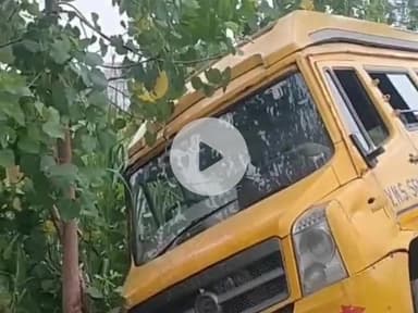 धनौरा: गजरौला में टला बड़ा हादसा, स्कूली बस पलटने से बच्ची बाल-बाल बची