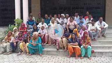 बागपत: दबंगों द्वारा हरिजन चौपाल पर किए गए कब्जे को मुक्त कराने की मांग को लेकर ग्रामीण डीएम कार्यालय पहुंचे