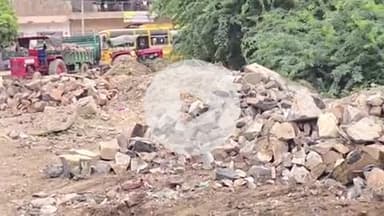 बाड़मेर: बाड़मेर नगर परिषद की टाउनशिप कॉलोनी में अतिक्रमण हटाने के लिए नगर परिषद ने जेसीबी का किया उपयोग