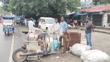 धनौरा: गजरौला शहर में पलटी ई-रिक्शा, चालक हुआ घायल, जुटी लोगों की भीड़