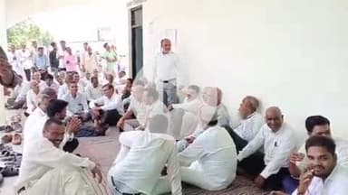 लंभुआ: तहसील में अधिवक्ताओं ने एसडीएम लंभुआ के खिलाफ दिया बेमियादी धरना, अमर्यादित व्यवहार का आरोप