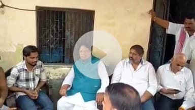 बाह: बाह में हुए सड़क हादसे में दो युवकों की मौत के बाद परिजनों से मिलने पहुंचे सांसद रामजी लाल सुमन