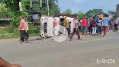 जमुई: कुंदर डैम से लौट रहा बोलेरो हरनाहा के पास बिजली ट्रांसफार्मर से टकराकर पलटी, 7 युवक घायल