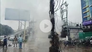 मथुरा: जन्माष्टमी से पहले शहर के शौक रोड पर विद्युत खंबे में लगी आग, फायर ब्रिगेड ने पाया काबू