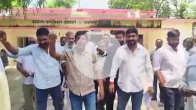जयसिंहपुर: जयसिंहपुर की खंड विकास अधिकारी के स्थानांतरण को लेकर प्रधानों ने किया प्रदर्शन