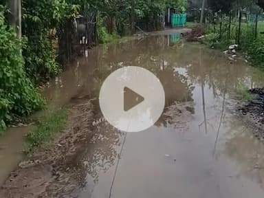 जिला नर्मदापुरम तहसील सोहागपुर ग्राम गुंदराई में सचिव और सरपंच ने खुदवाई नाली खुदवाने के करण रोड पर भराया गया पानी