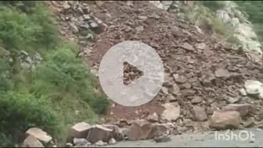 डुंडा: नालूपानी के पास चट्टानी पहाड़ी टूटने से गंगोत्री हाईवे बंद, बीआरओ की मशीनें हाईवे खोलने में जुटी