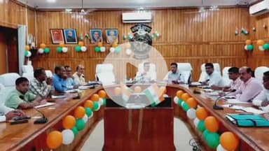 बहराइच: कलेक्ट्रेट सभागार में पीएम सूर्य घर योजना की बैठक संपन्न, डीएम ने सोलर रूफस्टाफ को बताया श्रेष्ठ विकल्प