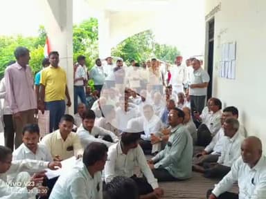 लंभुआ: लंभुआ के अधिवक्ता एसडीएम के कार्य व्यवहार से आक्रोशित, स्थानांतरण तक जारी रहेगा धरना