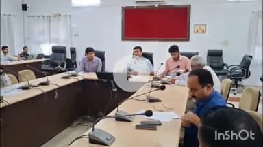 भीलवाड़ा: कलेक्ट्रेट सभागार में आयोजित साप्ताहिक समीक्षा बैठक, जिला कलेक्टर ने लंबित प्रकरणों के शीघ्र निस्तारण के दिए निर्देश