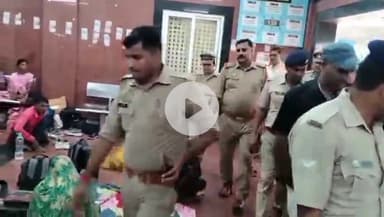 कर्वी: 15 अगस्त के दृष्टिगत एएसचेक, डॉग स्क्वाड, एलआईयू, जीआरपी, आरपीएफ और स्थानीय पुलिस ने रेलवे स्टेशन कर्वी में की चेकिंग