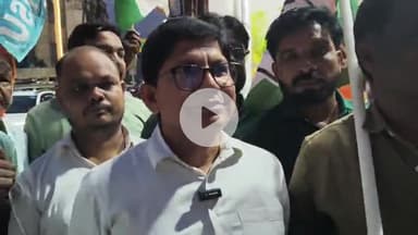 लोहरदगा: राजेंद्र भवन से पावर गंज चौक तक कांग्रेसियों का कैंडल मार्च, केंद्र सरकार के खिलाफ की नारेबाजी