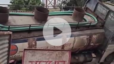 बाड़मेर: हाजी स्टील के आगे पानी से भरा टैंकर धंसा गड्ढे में, गनीमत रही कि कोई बड़ा हादसा नहीं हुआ