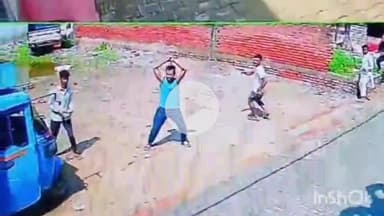 बरेली: इज्जत नगर थाना क्षेत्र के रहापुरा चौधरी में दबंगों ने कुत्ते को पीटकर मौत के घाट उतार दिया