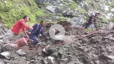 भटवाड़ी: जिला प्रशासन ने टकनौर रेंज के वन कर्मियों के सहयोग से आपदा ग्रस्त धराली और हर्षिल में 91 एलपीजी सिलेंडर पहुंचाए