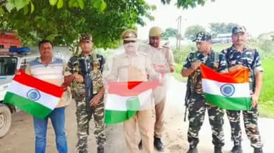 नानपारा: संतलिया भारत-नेपाल सीमा पर पुलिस और एसएसबी ने निकाली रैली, स्थानीय लोगों को दिलाई राष्ट्रध्वज की शपथ