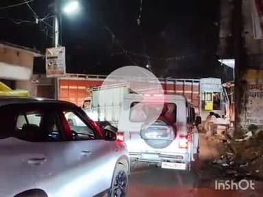 बल्देवगढ़: बल्देवगढ़ के मुख्य बाजार में ट्रक एक मकान से टकराया, बड़ा हादसा टला