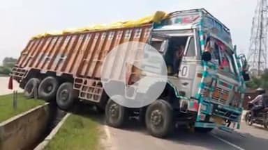 सिराथू: दिल्ली से बिहार आलू लादकर जा रहा ट्रक डोरमा के पास अनियंत्रित होकर सर्विस लेन और नाले में फंसा, चालक और खलासी बाल-बाल बचे