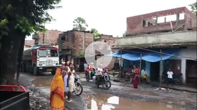 महनार: मोहिउद्दीननगर-महनार-हाजीपुर एनएच 122बी के लावापुर चौक के पास सड़क पर गिरा विशाल पेड़