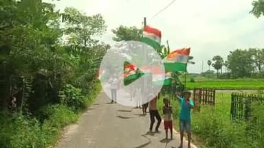 गोरौल: हर घर तिरंगा अभियान के तहत रूसुलपुर कोरीगांव के प्राथमिक विद्यालय के शिक्षक ने बच्चों के साथ किया भ्रमण