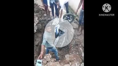 खुरई: महावीर वार्ड में सीवर लाइन के गड्ढे में बाइक सहित गिरा व्यक्ति, हुआ घायल