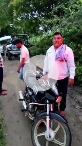 #mathura #राया 
मथुरा :गांव सरदारगढ़ में  प्रेगनेंट महिला को लेने गई एंबुलेंस  रास्ते में फस गई।जिससे बच्चे की मौत हो गई