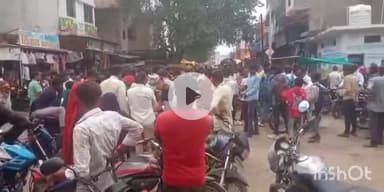 गंधवानी: डेहरी में गोहत्या के विरोध में हिन्दू संगठन ने बाग गंधवानी मार्ग पर किया चक्काजाम, पुलिस मौके पर