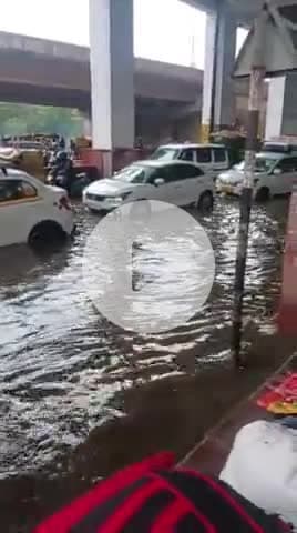 बल्लभगढ़ बस स्टैंड के बाहर पानी ही पानी....