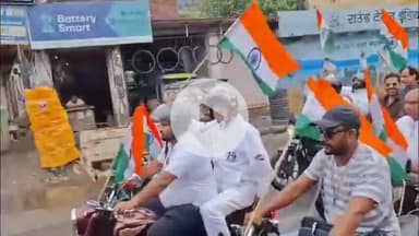 मथुरा: मथुरा में स्वतंत्रता दिवस से पूर्व बाइक रैली में जिला अधिकारी बाइक पर सवार होकर हाथ में तिरंगा थामे रैली के सबसे आगे चले