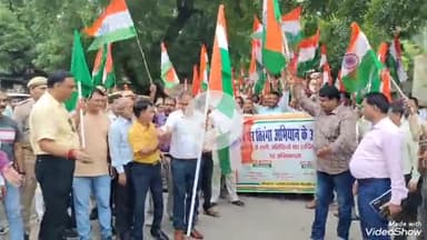 मिर्ज़ापुर: डीएम ने हाथ में तिरंगा लेकर तिरंगा यात्रा में लिया भाग, कलेक्ट्रेट से निकाली गई यात्रा
