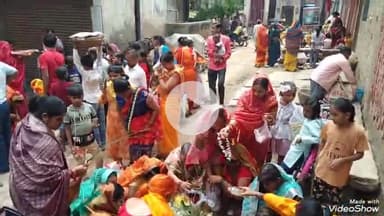 मिर्ज़ापुर: अनगढ़ रोड स्थित बालक दास पोखरा पर पुत्र की दीर्घायु की कामना के साथ व्रती महिलाओं ने किया ललही छठ पूजा