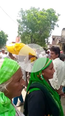 चायडीह पोस्ट भै@#रम्रमपुर मैं खाद की 
 लगी लम्बी लाइन से बेहाल किसान