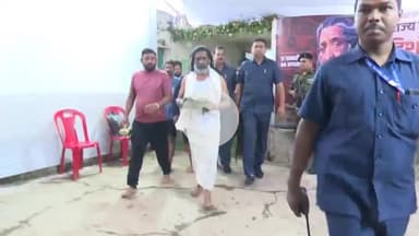 कांके: नेमरा में शिबू सोरेन के श्राद्ध कर्म के दसवें दिन सीएम ने निभाई रस्म