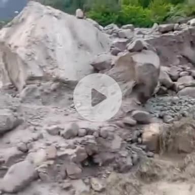 मोरंग: किन्नौर के स्किबा, चारंग व रिस्पा नाले में आई बाढ़, सड़क मार्ग अवरुद्ध और सेब बगीचों को हुआ नुकसान