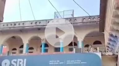 करौली: शहर के हिण्डौन गेट के पास SBI बैंक में विभागीय लापरवाही के कारण निर्धारित समय पर नहीं हुआ ध्वजारोहण