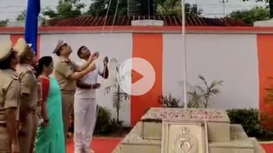 रामपुर: एसपी विद्यासागर मिश्र ने रिजर्व पुलिस लाइन में राष्ट्रीय ध्वज को दी सलामी, कई पुलिसकर्मियों और अफसरों को किया सम्मानित