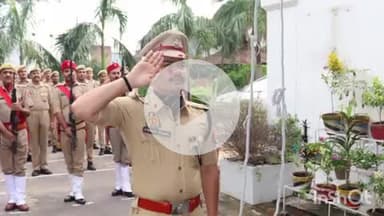 संभल: 15 अगस्त 79 को स्वतंत्रता दिवस के अवसर पर पुलिस अधीक्षक कृष्ण कुमार बिश्नोई ने कैंप कार्यालय आवास पर किया ध्वजारोहण